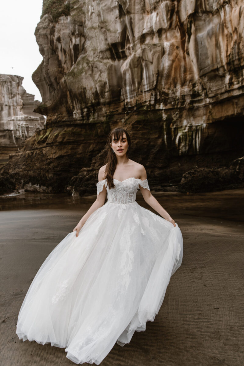 This off the shoulder princess dress is a favourite of Kellylin Couture. Combinationing lace and tulle, this wedding gown is simply stunning.