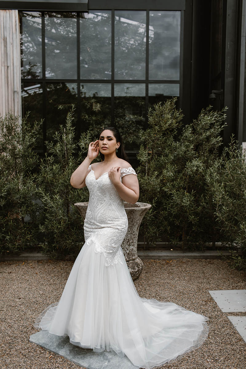 Designed to hug every curve, the form fitting bodice & fishtail silhouette on this wedding dress makes you look sumptuous & highlights a more elongated form