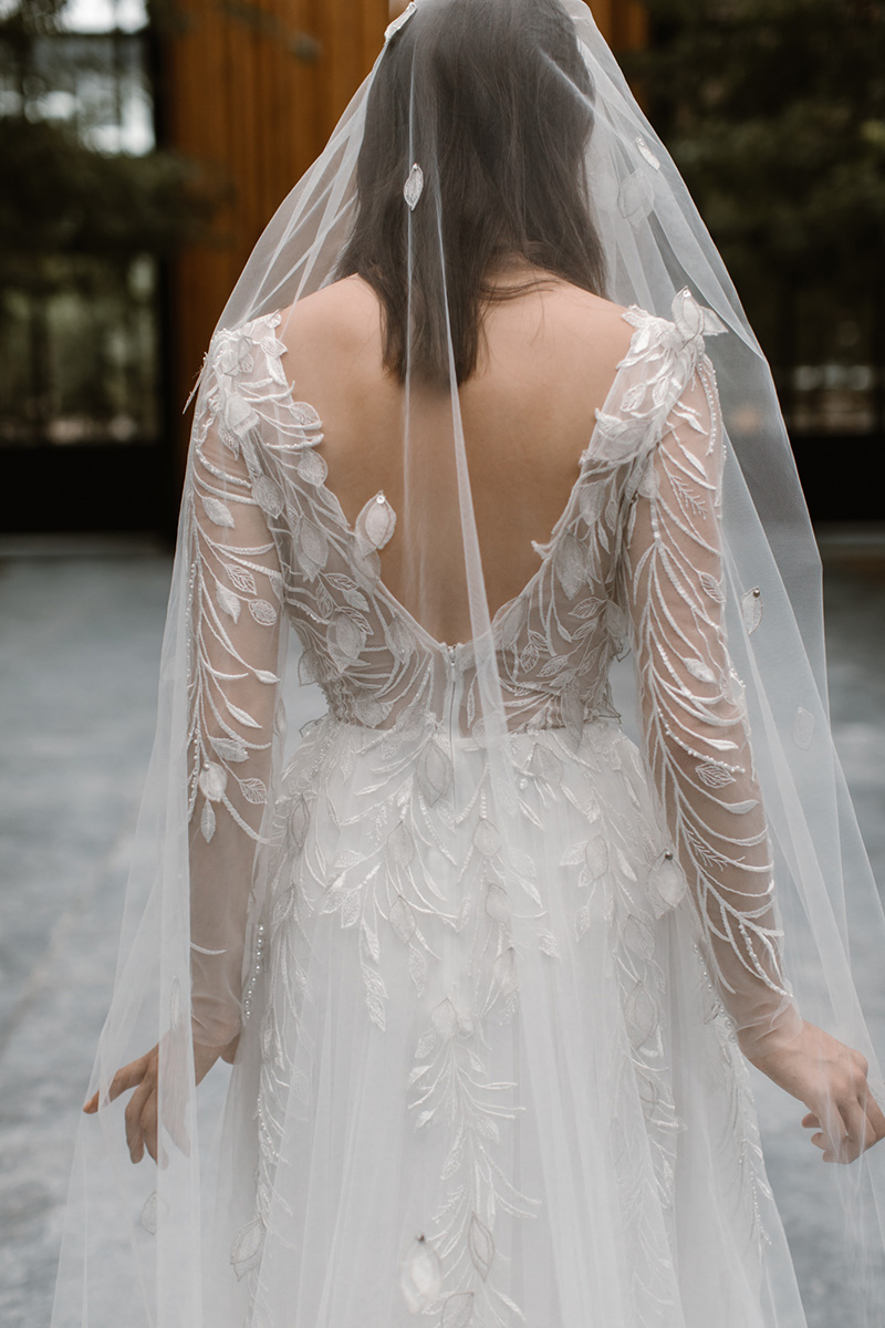 A stunning lace veil to match our Vivianne and Paloma gowns. 2.75M in length with 3D leaf lace trickling down from the comb and splaying out from the bottom finished off by a simple raw edge